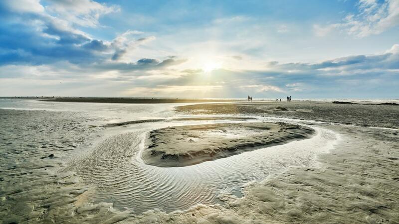 Mudflat with sun above the horizon. © Ostfriesland Tourismus GmbH/ Achim Meurer. Mudflat with sun above the horizon. © Ostfriesland Tourismus GmbH/ Achim Meurer.